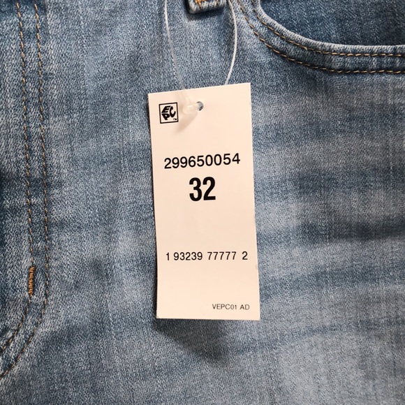 New Levis Women’s Mid-length shorts.  Size 14/W32. - Picture 3 of 16